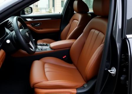 Interni in pelle di un'auto di lusso perfettamente puliti e trattati.